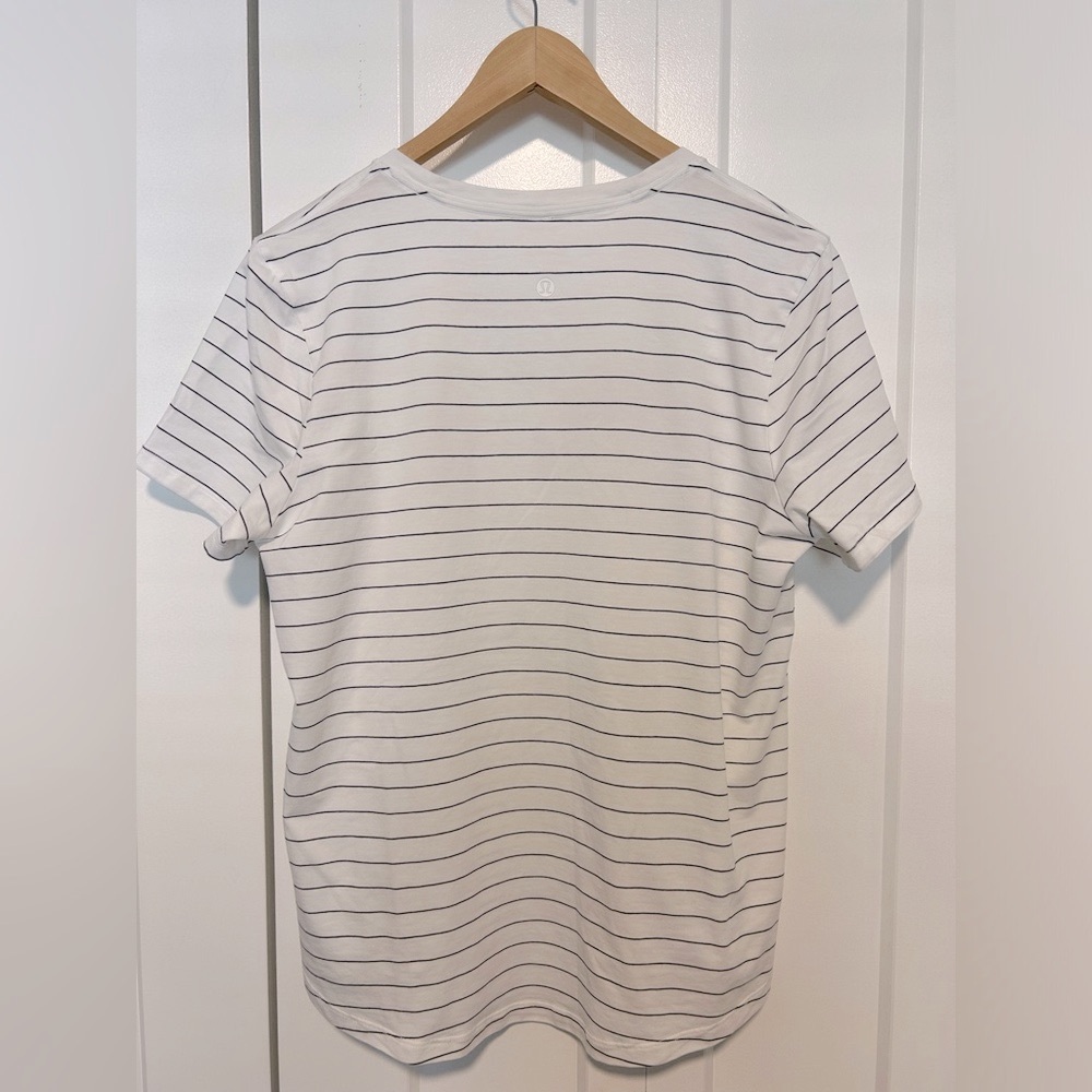 2024 Lululemon V-Neck Love T-Shirt, Short Serve White and Black Stripe, … - Picture 7 of 8